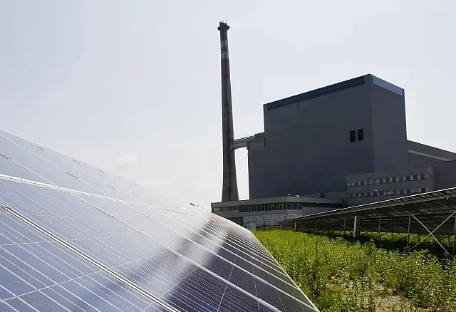 Außenansicht AKW Zwentendorf mit Photovoltaikpark im Vordergrund