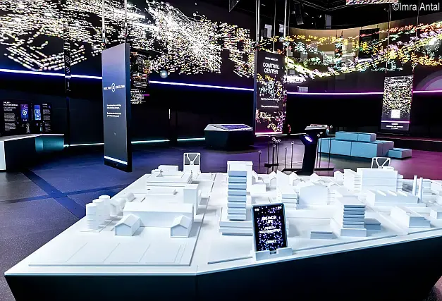 Datenraum Screen-Wänden im Haus der Digitalisierung mit Modell im Vordergrund