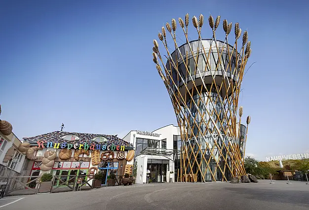 Außenansicht Eingangsbereich Haubiversum-Gebäude mit Aussichtsturm aus Glas und Metall